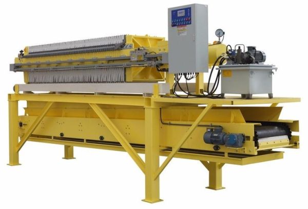 Automatic hydraulic filter press with belt conveyor system